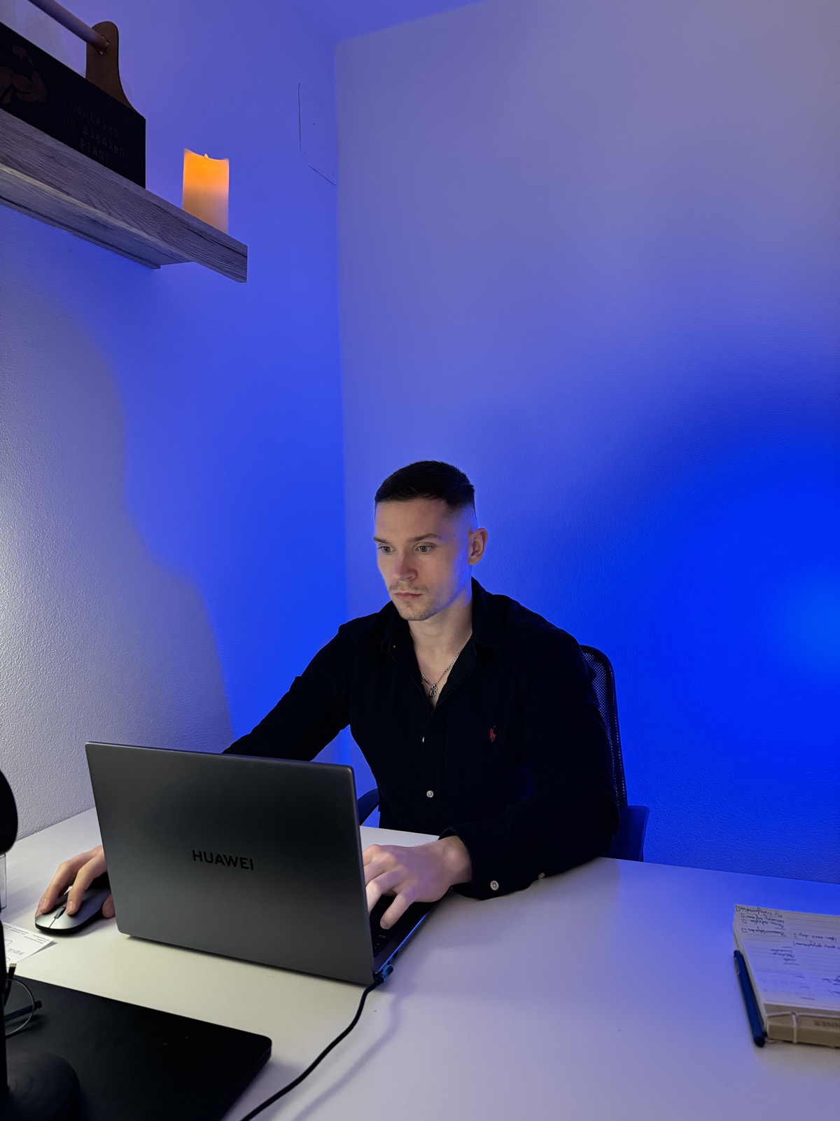 Sebastian Gold bei der Online-Betreuung am Laptop